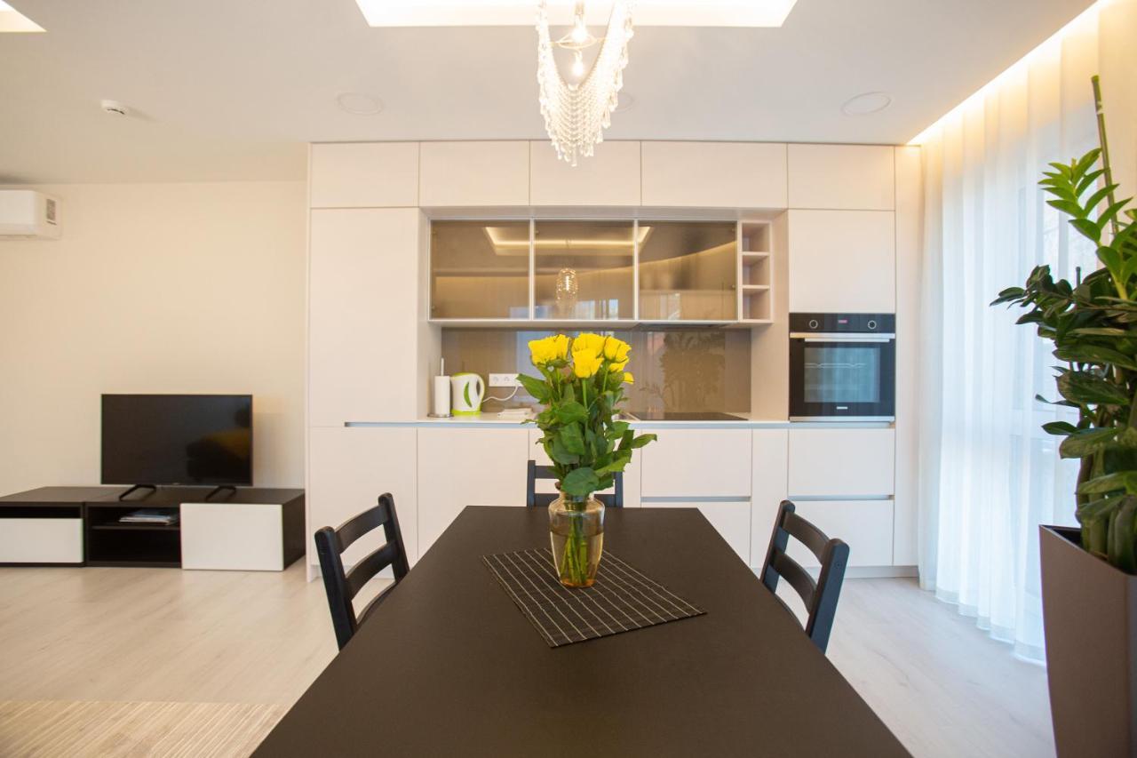 Luxurious Blue&Yellow Apartment In Kaunas Center Exterior foto